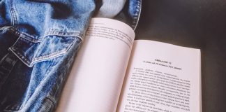 Το μυστικό της μπλε πολυκατοικίας, Έλενα Ακρίτα ~ 2017 Το μυστικό της μπλε πολυκατοικίας, Έλενα Ακρίτα ~ 2017, εκδόσεις Διόπτρα. Κοιμήσου Περσεφόνη στην αγκαλιά της γης. Κριτική Ελίζα Σουφλή, Κερδίστε βιβλία...