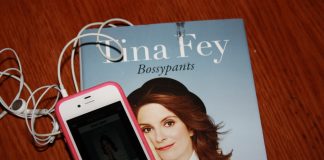 Bossypants, Tina Fey ~ 2011 bossypants κριτική Bossypants, Tina Fey ~ 2011 Αν έχει δει και λατρέψει, όπως εγώ, τη σειρά της Tina Fey "30 Rock" σταμάτα να διαβάζεις εδώ, και πάτα εδώ για να έχεις το Bossypants στην πόρτα σου.